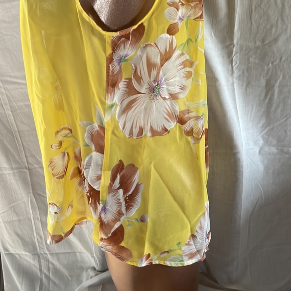 Yellow Floral Sleeveless Blouse - Picture 4 of 7